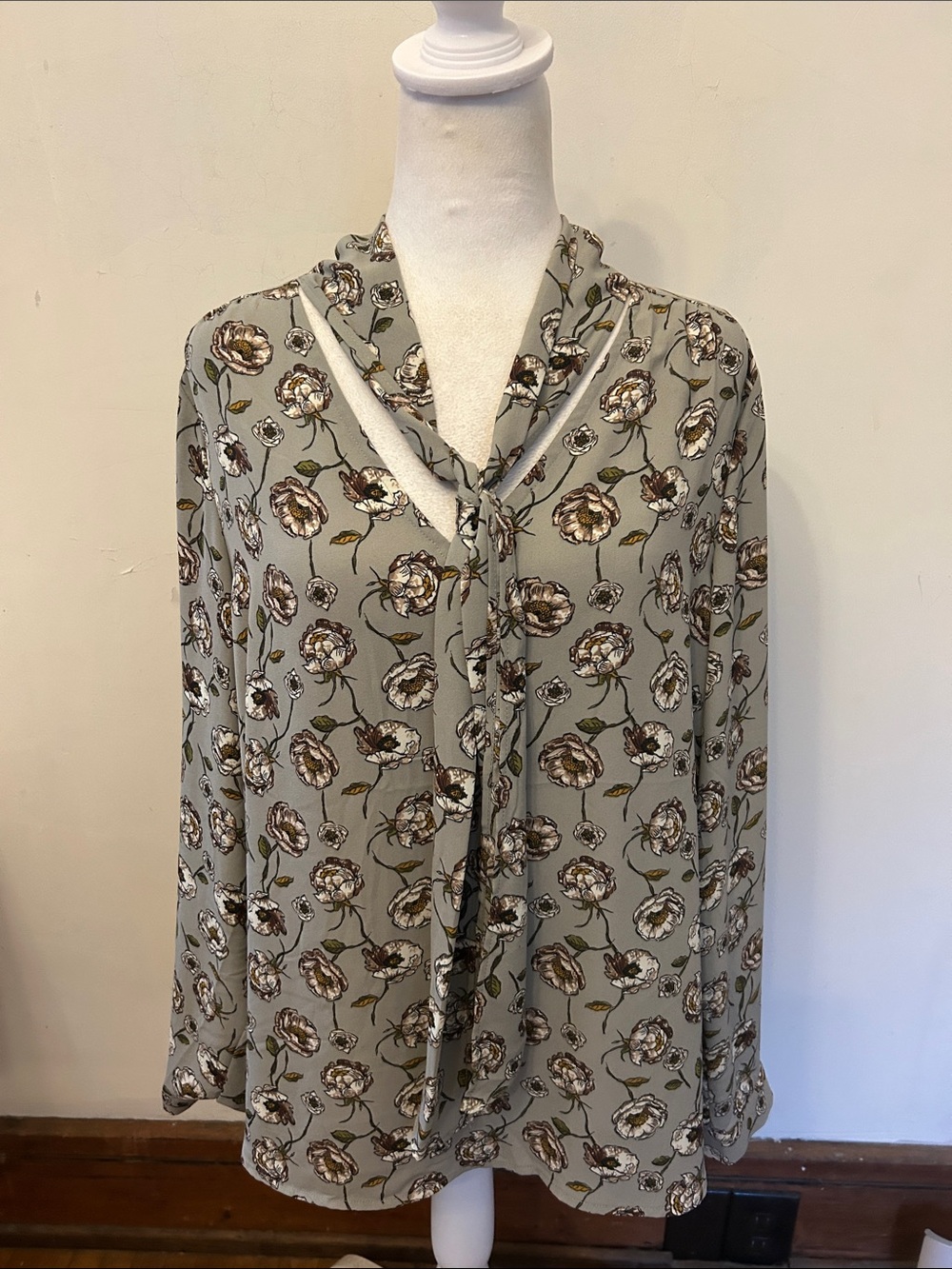 Fenn Wright Manson Floral Tie-Neck Blouse in Sage Green Size XL EUC
